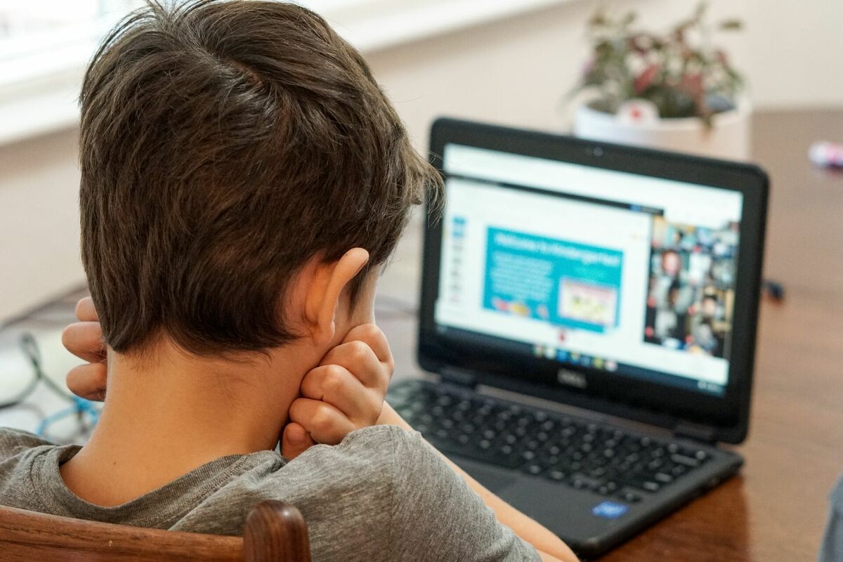 Bērns izmanto datoru, attēls ilustratīvs. Foto: Unisplash