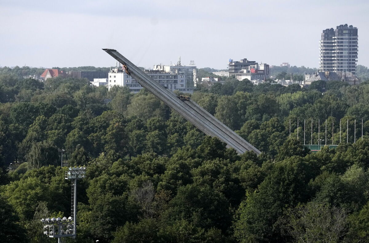 Okupācijas pieminekļa demontāža Pārdaugavā. Foto: Edijs Pālens/LETA