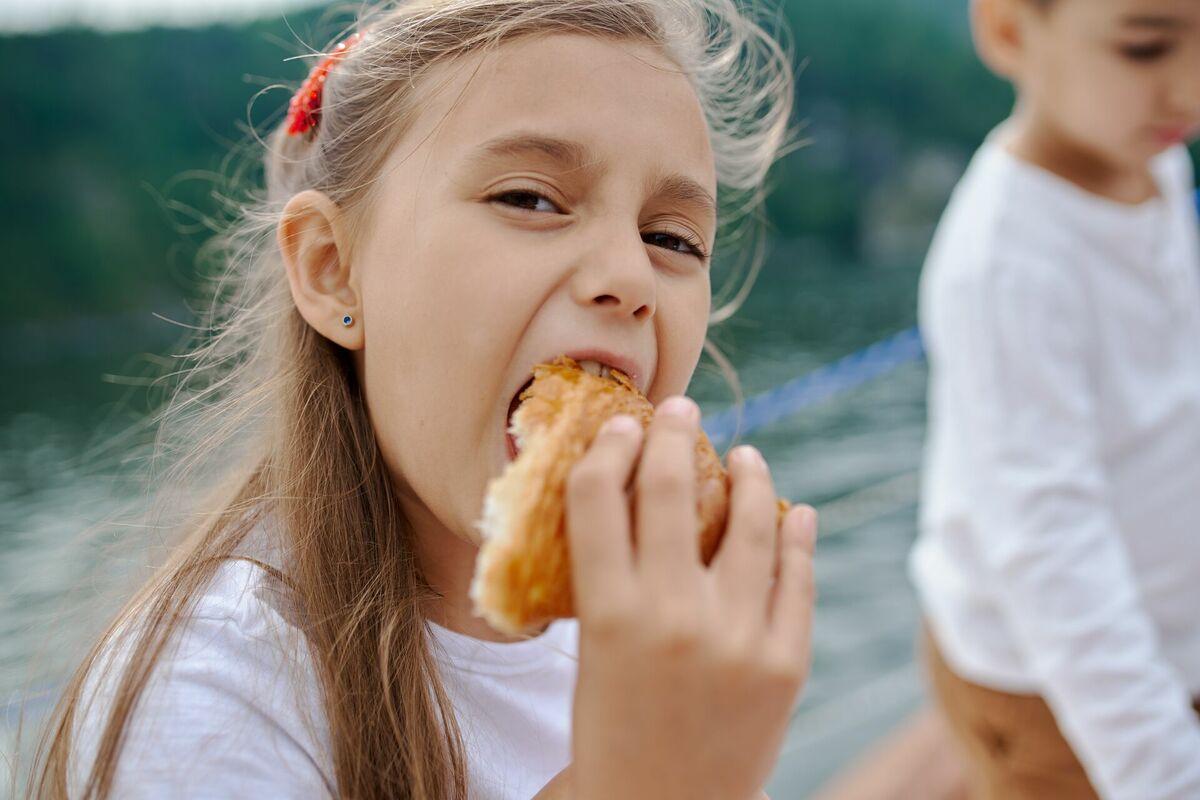 Bērns ēd smalkmaizīti. Foto: Pexels