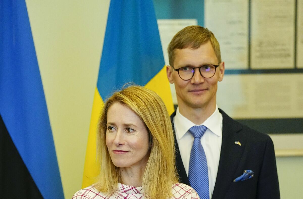 Igaunijas premjerministre Kaja Kallasa un viņas vīrs Arvo Halliks. Foto: AP Photo/Pavel Golovkin