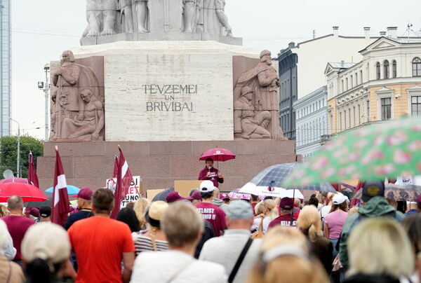 Partijas "Latvija pirmajā vietā" līderia Aināra Šlesera rīkotā protesta akcija "pret partijas "Vienotība" valdību un tās īstenoto politiku" laukumā pie Brīvības pieminekļa. Foto: Zane Bitere/LETA