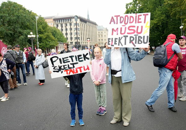 Partijas "Latvija pirmajā vietā" līderia Aināra Šlesera rīkotā protesta akcija "pret partijas "Vienotība" valdību un tās īstenoto politiku" laukumā pie Brīvības pieminekļa. Foto: Zane Bitere/LETA