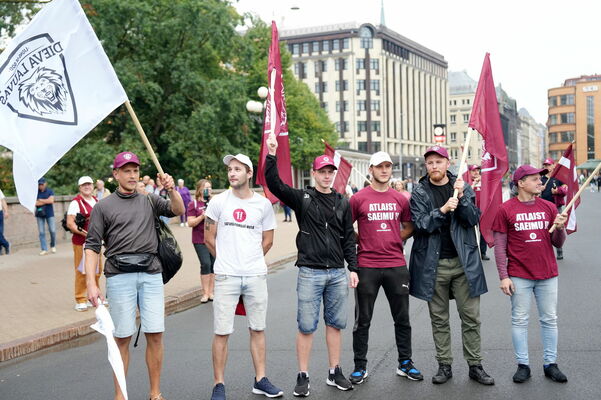 Partijas "Latvija pirmajā vietā" līderia Aināra Šlesera rīkotā protesta akcija "pret partijas "Vienotība" valdību un tās īstenoto politiku" laukumā pie Brīvības pieminekļa. Foto: Zane Bitere/LETA