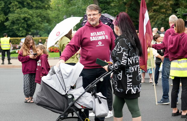 Partijas "Latvija pirmajā vietā" līderia Aināra Šlesera rīkotā protesta akcija "pret partijas "Vienotība" valdību un tās īstenoto politiku" laukumā pie Brīvības pieminekļa. Foto: Zane Bitere/LETA