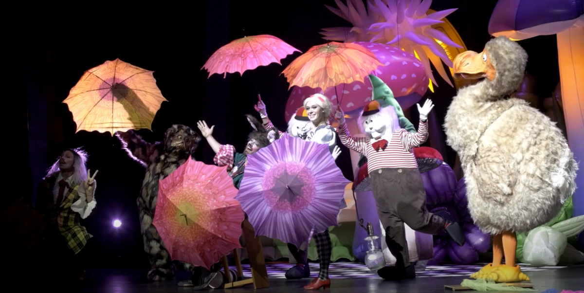 Izrāde "Alise Brīnumzemē". Foto: Ekrānuzņēmums no videoklipa