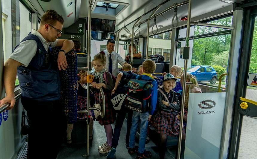 Skolēni sabiedriskajā transportā. Foto: Rīgas satiksme