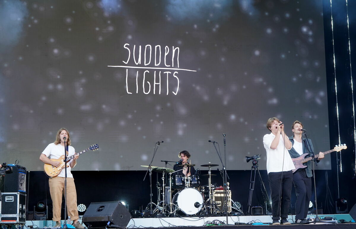 Grupa "Sudden Lights" uzstājas Rīgas Tehniskās universitātes (RTU) Lielajā izlaidumā. Foto: Zane Bitere/LETA