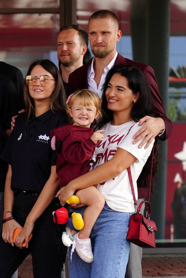 Latvijas vīriešu basketbola izlase pēc Pasaules čempionāta ierodas Rīgā. Foto: Evija Trifanova/LETA