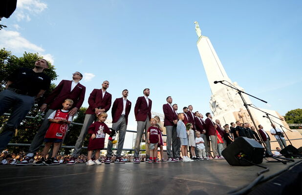 Pie Brīvības pieminekļa svinīgi sagaida Latvijas vīriešu basketbola izlases spēlētājus. Foto: Edijs Pālens/LETA