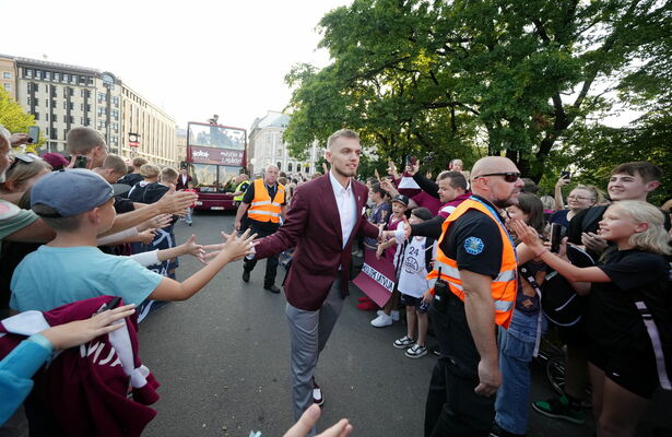 Pie Brīvības pieminekļa svinīgi sagaida Latvijas vīriešu basketbola izlases spēlētājus. Foto: Edijs Pālens/LETA
