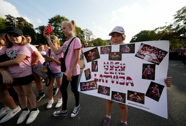 Pie Brīvības pieminekļa svinīgi sagaida Latvijas vīriešu basketbola izlases spēlētājus. Foto: Edijs Pālens/LETA