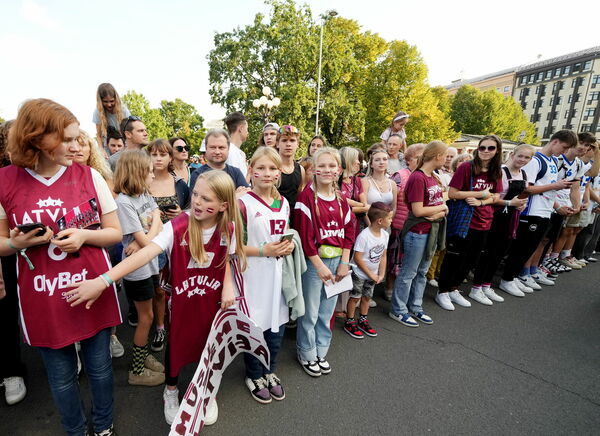 Pie Brīvības pieminekļa svinīgi sagaida Latvijas vīriešu basketbola izlases spēlētājus. Foto: Edijs Pālens/LETA