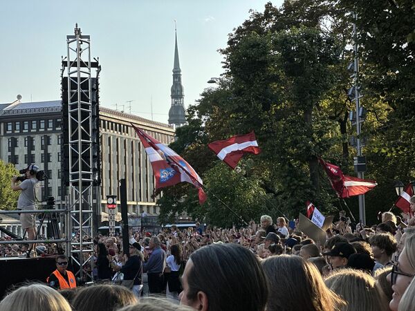 Pie Brīvības pieminekļa svinīgi sagaida Latvijas vīriešu basketbola izlases spēlētājus. Foto: Bruno Pērkons/1188.lv redakcija