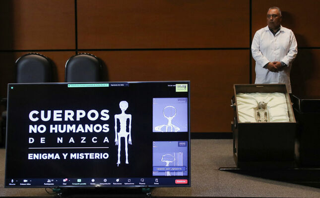 Iespējamie citplanētiešu ķermeņi, kas prezentēti Meksikas Kongresa uzklausīšanas sanāksmē. Foto: REUTERS/Henry Romero