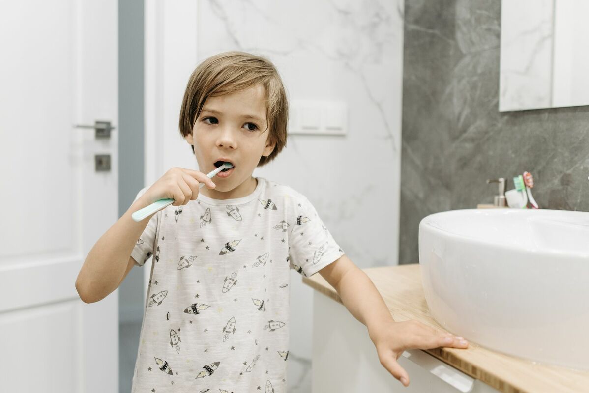 Bērns tīra zobus. Foto: Pexels