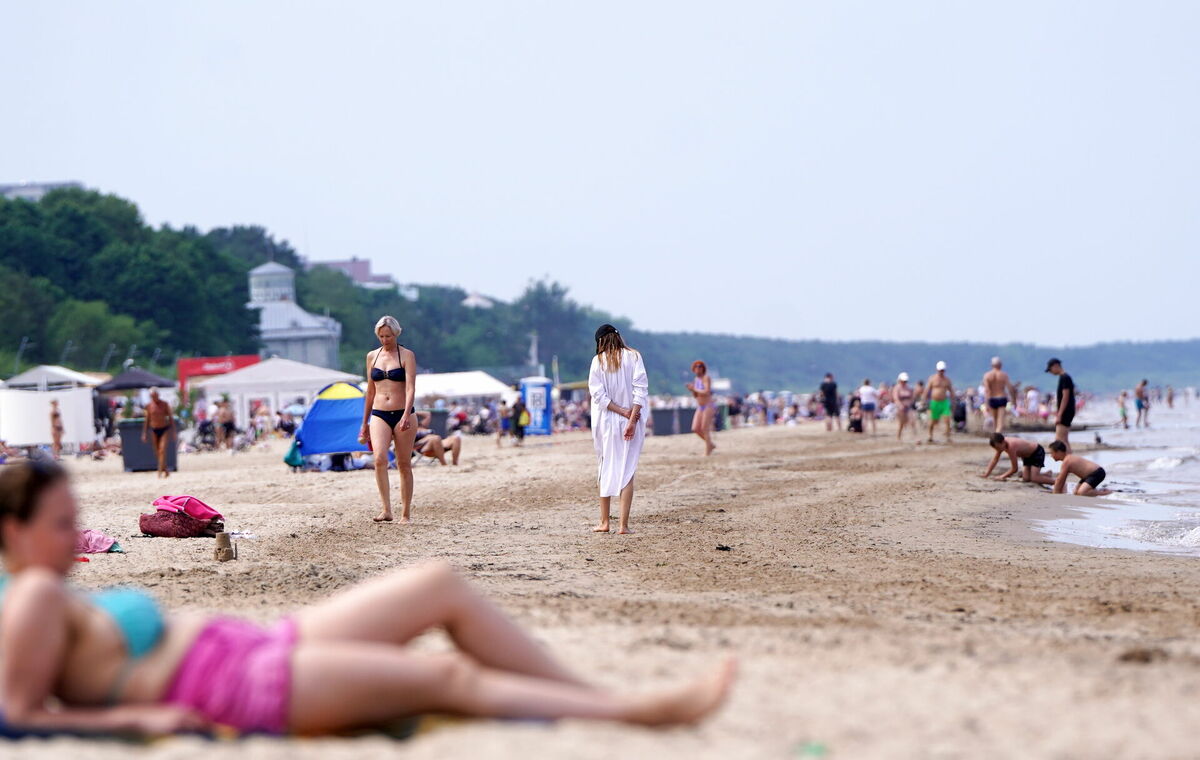 Cilvēki Dzintaru pludmalē. Foto: Ieva Leiniša/LETA