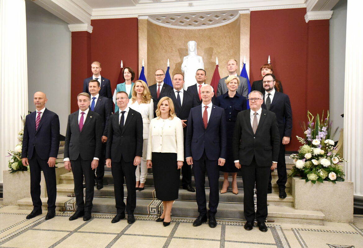 Valsts kancelejas direktors Jānis Citskovskis (no kreisās), labklājības ministrs Uldis Augulis, Valsts prezidents Edgars Rinkēvičs, Ministru prezidente Evika Siliņa, ārlietu ministrs Krišjānis Kariņš, finanšu ministrs Arvils Ašeradens, (otrā rinda no kreisās) zemkopības ministrs Armands Krauze, tieslietu ministre Inese Lībiņa-Egnere, iekšlietu ministrs Rihards Kozlovskis, izglītības un zinātnes ministre Anda Čakša, satiksmes ministrs Kaspars Briškens, (trešā rinda no kreisās) klimata un enerģētikas ministrs Kaspars Melnis, vides aizsardzības un reģionālās attīstības ministre Inga Bērziņa, aizsardzības ministrs Andris Sprūds, veselības ministrs Hosams Abu Meri, ekonomikas ministrs Viktors Valainis un kultūras ministre Agnese Logina fotogrāfējas kopbildei pēc 42. Ministru kabineta svinīgās sēdes. Foto: Zane Bitere/LETA
