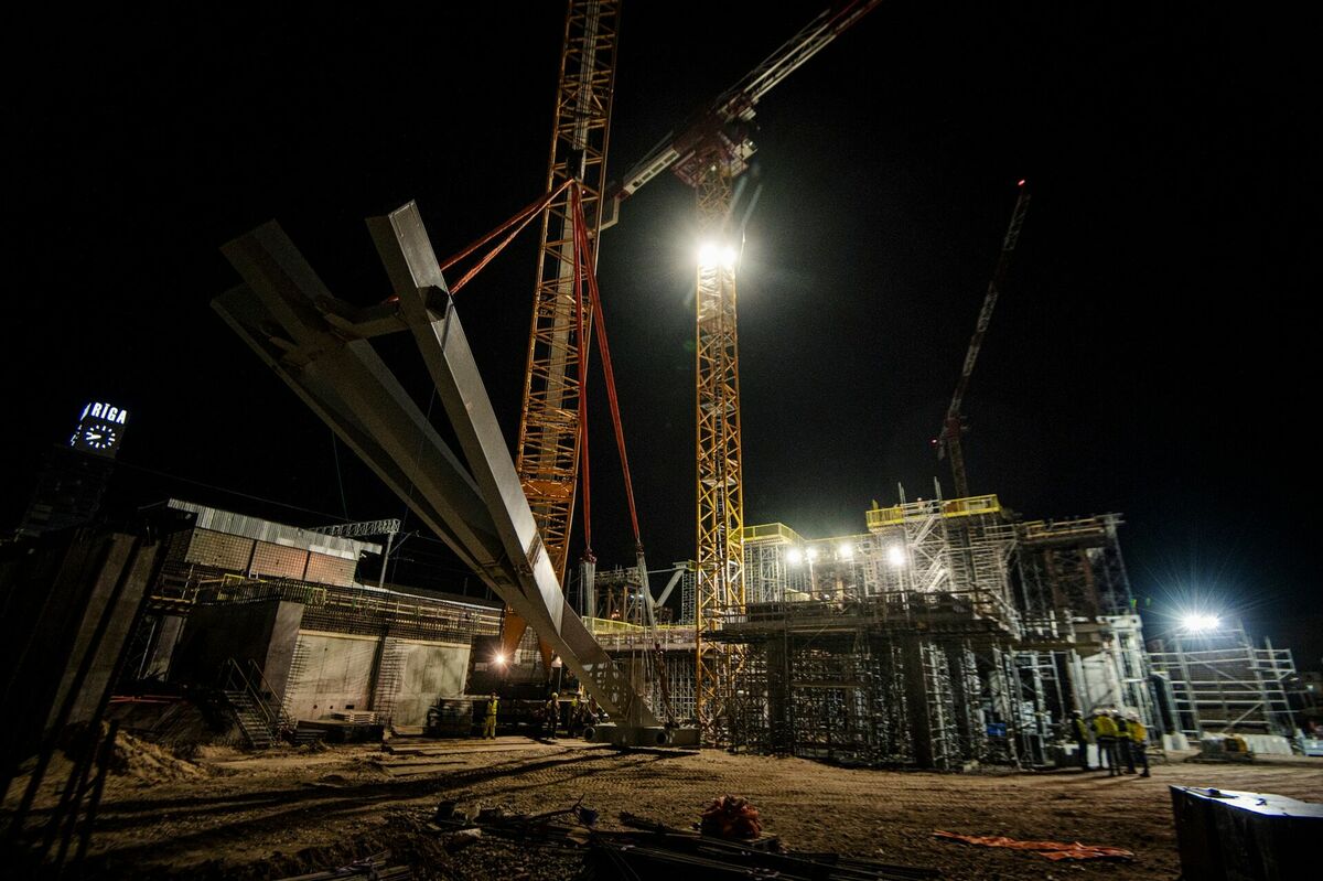 Rīgas Centrālās stacijas arku pēdu montāža. Foto: Bererix/Facebook