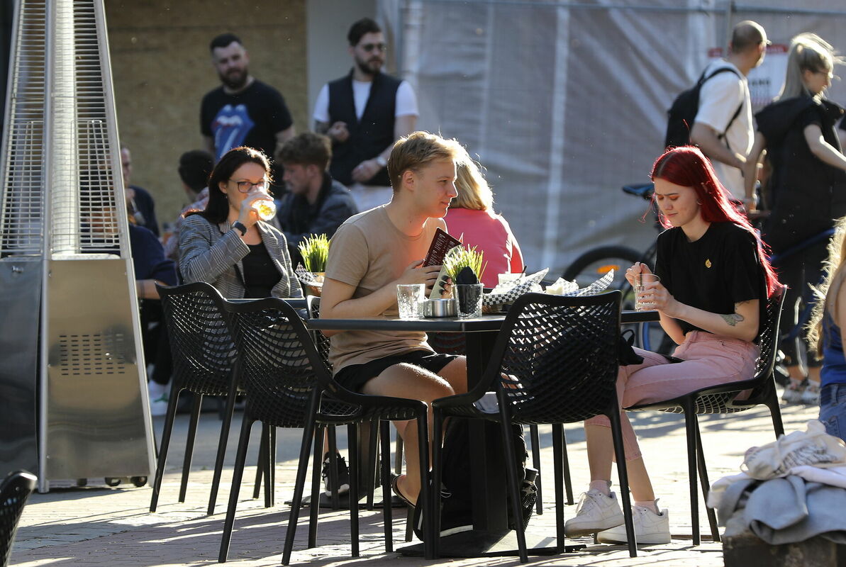 Cilvēki terasē. Foto: Evija Trifanova/LETA