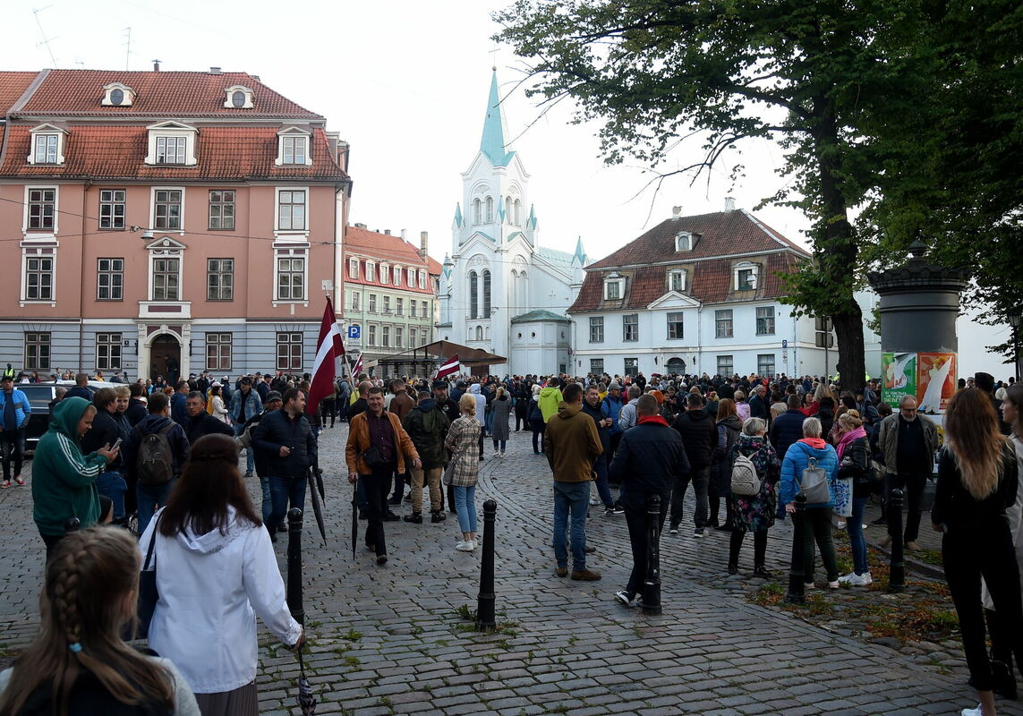 Cilvēki Vecrīgā. Foto: Zane Bitere/LETA