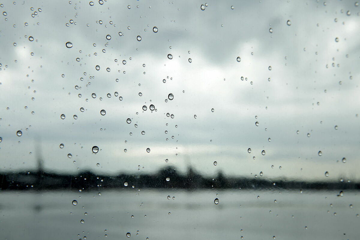 Lietus lāses uz loga rūts. Foto: Ieva Čīka/LETA