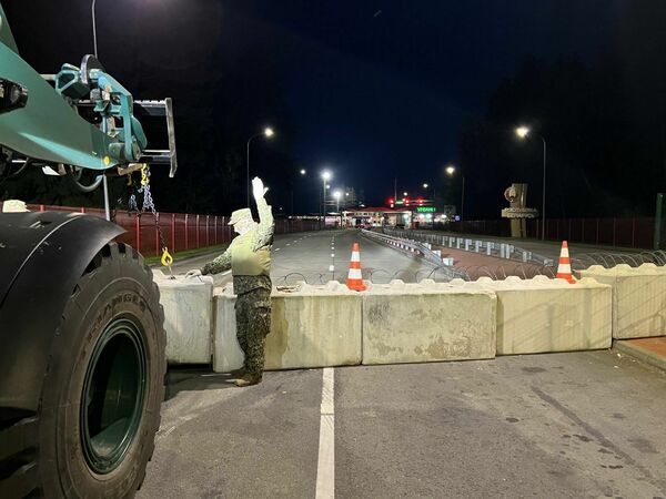 Latvijas armija un robežsardze bloķēja ceļu pie Silenes robežkontroles punkta uz robežas ar Baltkrieviju (26 km no Daugavpils). Foto: Ģenerālleitnants Leonīds Kalniņš