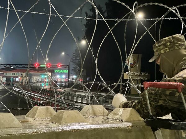 Latvijas armija un robežsardze bloķēja ceļu pie Silenes robežkontroles punkta uz robežas ar Baltkrieviju (26 km no Daugavpils). Foto: Ģenerālleitnants Leonīds Kalniņš