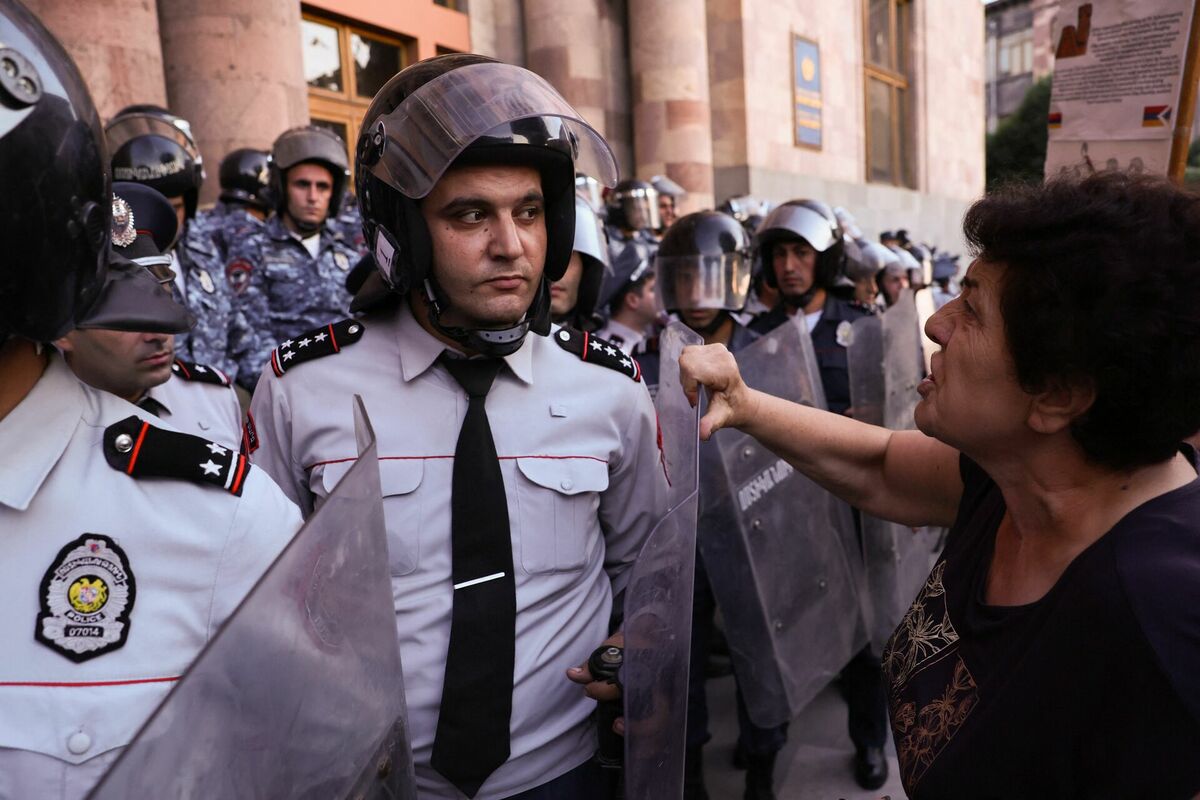 Sieviete uzrunā Armēnijas policistu demonstrācijas laikā pie valdības nama Erevānā. Foto: ALAIN JOCARD / AFP