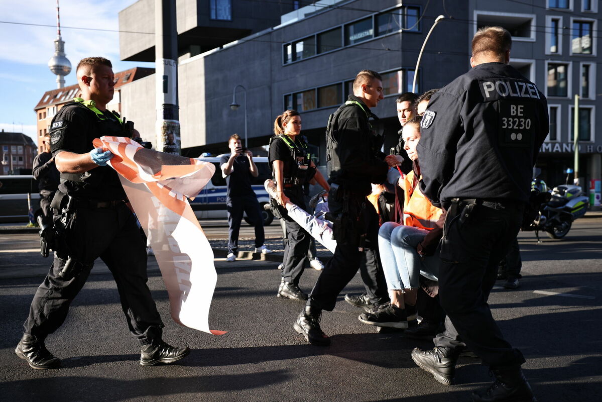 Policisti Berlīnē aiztur "Pēdējās paaudzes" klimata aktīvistus šī gada 21. septembrī. Foto: EPA/CLEMENS BILAN