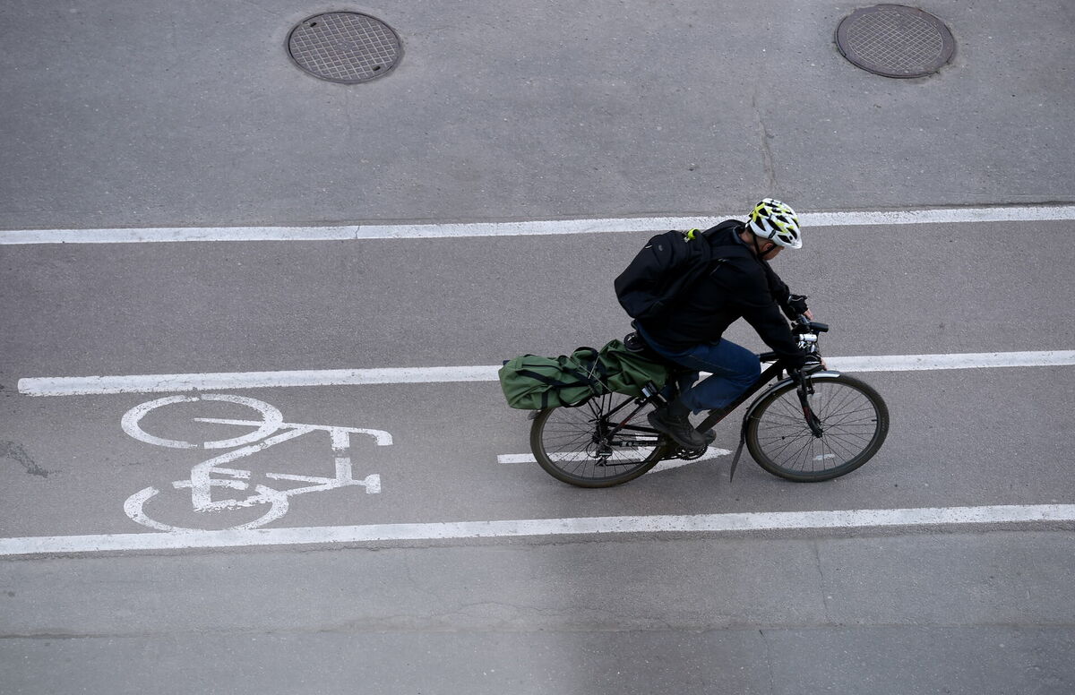 Riteņbraucējs uz veloceliņa. Foto: Ieva Lūka/LETA