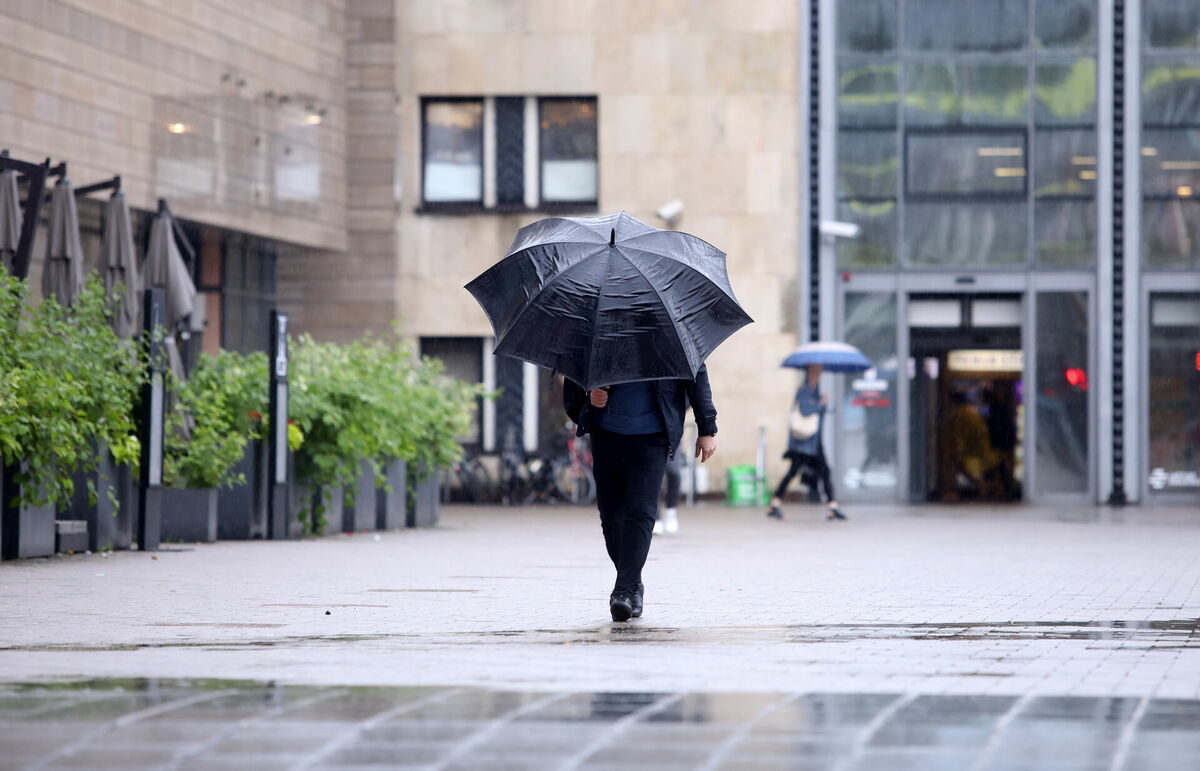 Lietaina diena galvaspilsētā. Foto: Paula Čurkste/LETA