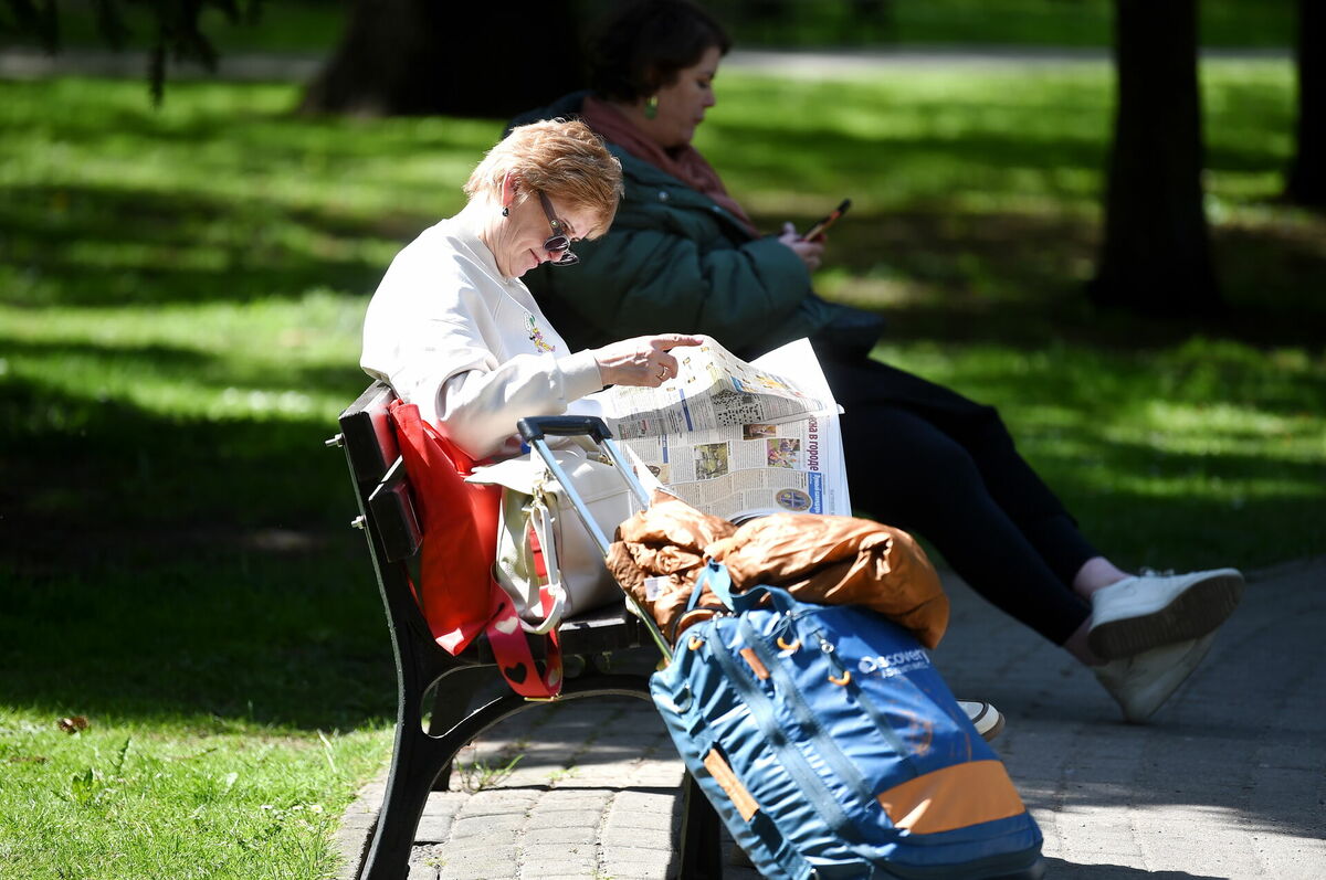 Sieviete uz soliņa Vērmanes dārzā. Foto: Zane Bitere/LETA