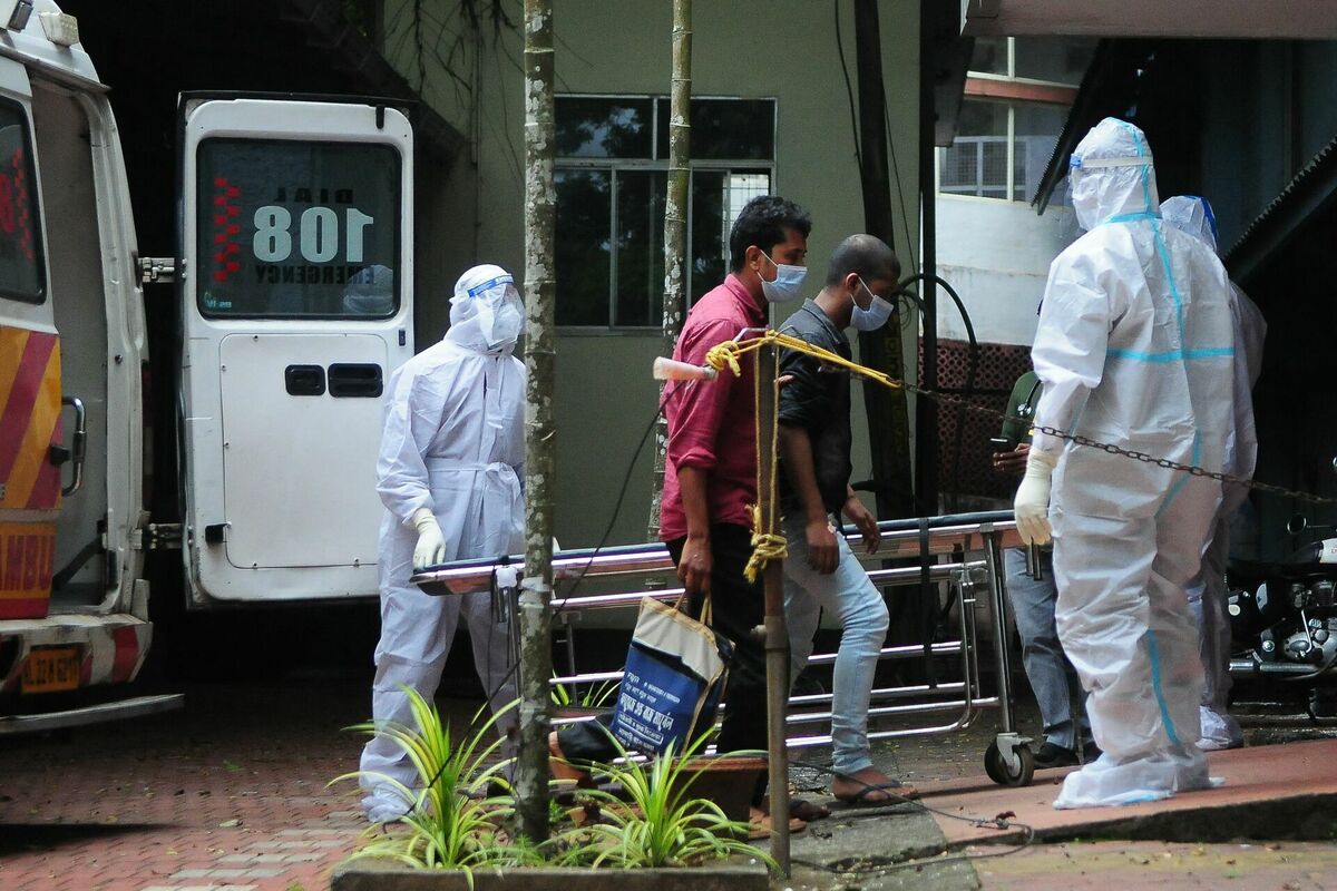 Medicīniskais personāls pavada cilvēkus, kas bijuši kontaktā ar iespējamiem Nipahas vīrusa slimniekiem. Foto: AFP/Scanpix