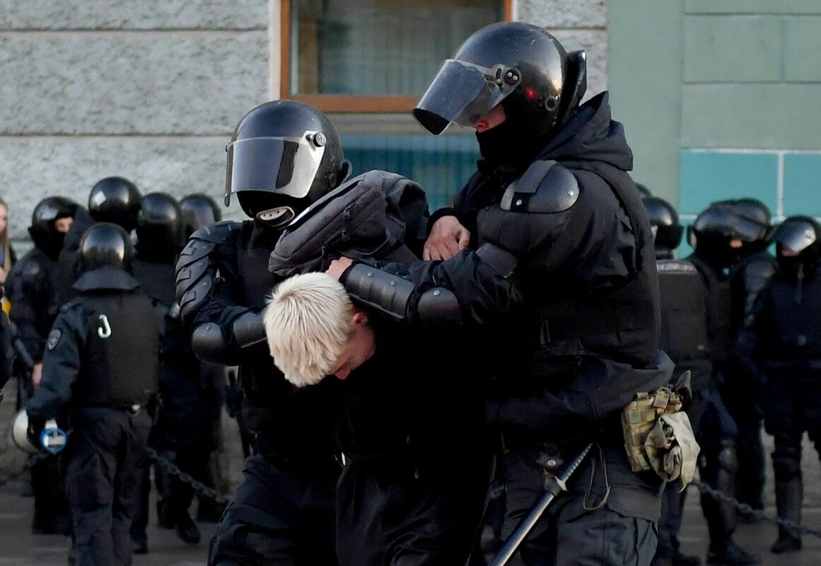 Policija Maskavā aiztur protestētāju. Foto: AFP/Scanpix