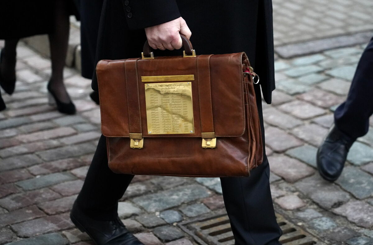 Finanšu ministrs no Finanšu ministrijas uz Saeimu nes 2023. gada budžeta portfeli. Foto: Paula Čurkste/LETA