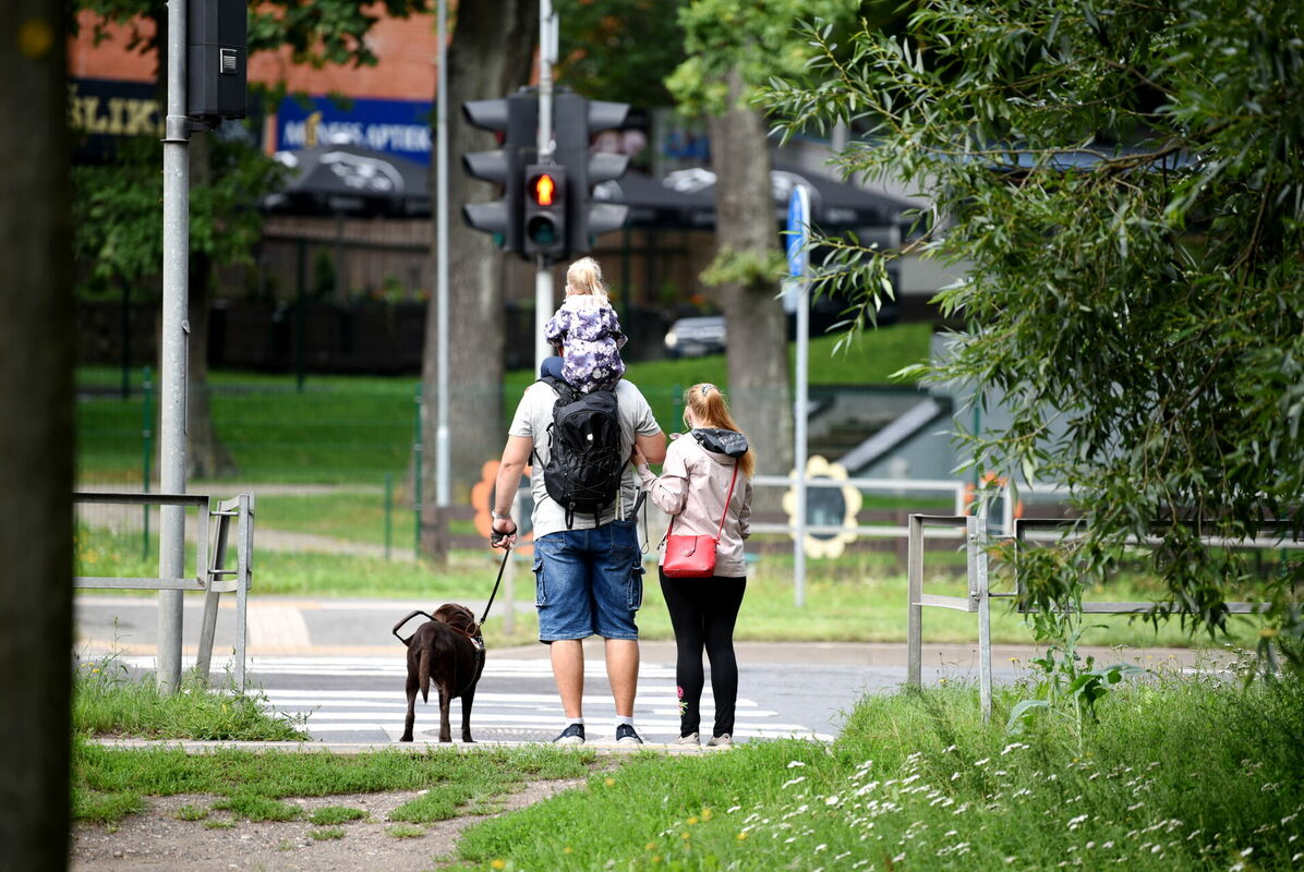 Cilvēki pie gājēju pārejas Juglas ielā. Foto: Zane Bitere/LETA