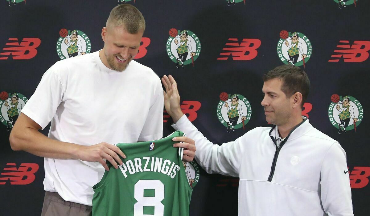 Kristaps Porziņģis un Bostonas "Celtics" ģenerālmenedžeris Breds Stīvenss. Foto: Stuart Cahill/Boston Herald via AP