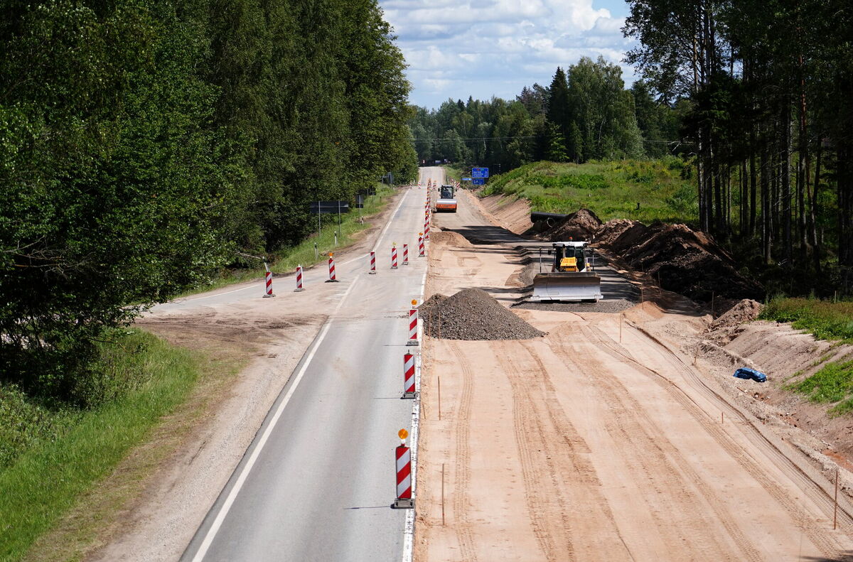 Ceļa remontdarbi uz Vidzemes šosejas pie Melturiem. Foto: Paula Čurkste/LETA