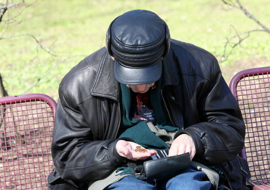 Vīrietis ar naudas maku. Foto: Sintija Zandersone/LETA
