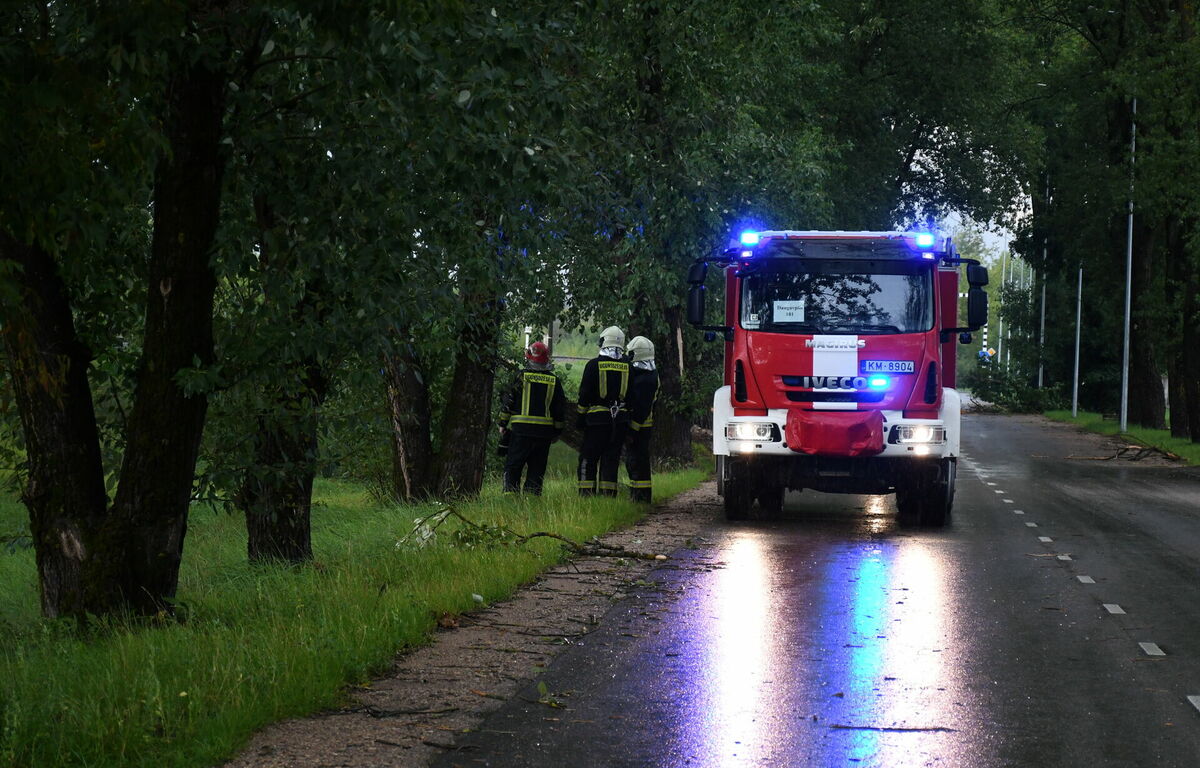 Valsts ugunsdzēsības un glābšanas dienesta auto Foto: LETA