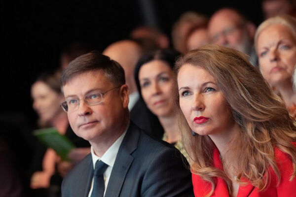 iropas Komisijas priekšsēdētājas izpildvietnieks Valdis Dombrovskis un tieslietu ministre Inese Lībiņa - Egnere Foto: LETA