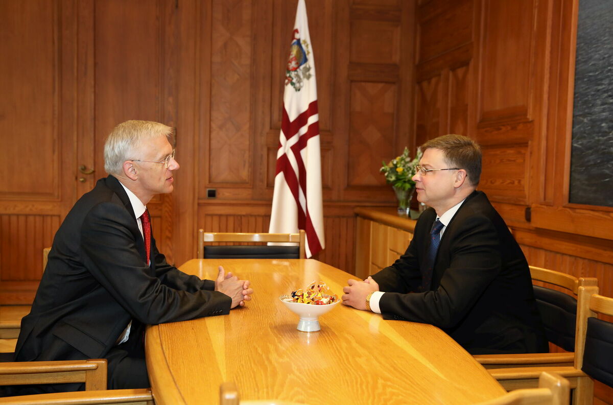 Krišjānis Kariņš un Valdis Dombrovskis. Foto: Ieva Leiniša/LETA