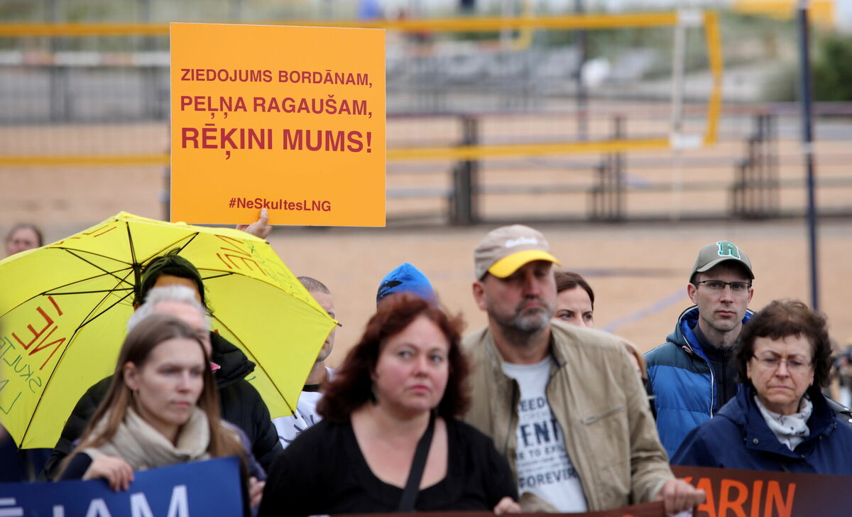 Piekrastes vides aizsardzības biedrības Saulkrastu jūras parkā rīkotā protesta akcija pret Skultes sašķidrinātās dabasgāzes termināli 2022. gada septembrī. Foto: Paula Čurkste / LETA