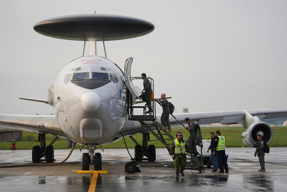 NATO agrīnās brīdināšanas un kontroles sistēmas (AWACS) lidmašīna. Foto: REUTERS/Janis Laizans