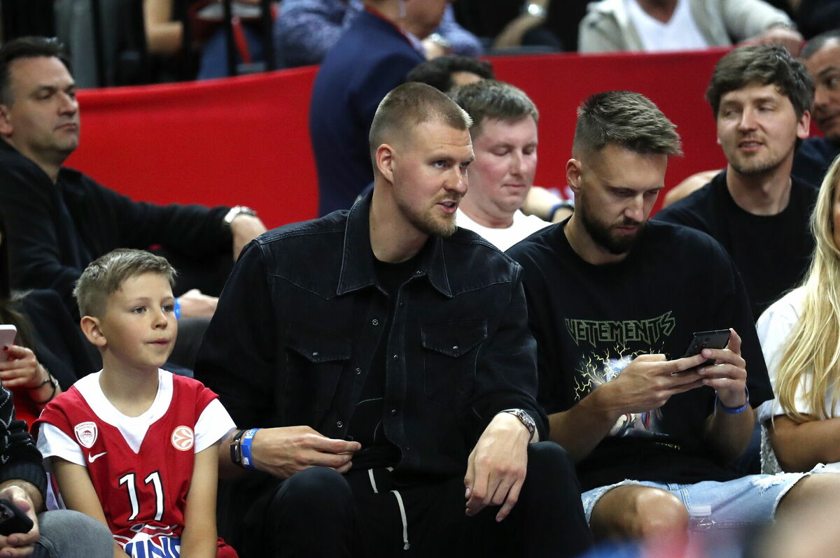 Kristaps Porziņģis un Žanis Peiners. Foto: Toms Kalniņš/EPA