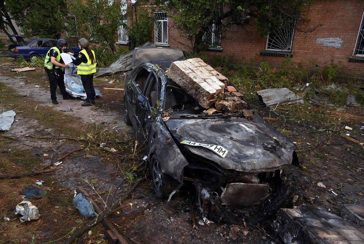 Iznīcināta automašīna Kijivā. Foto: Sergei SUPINSKY / AFP