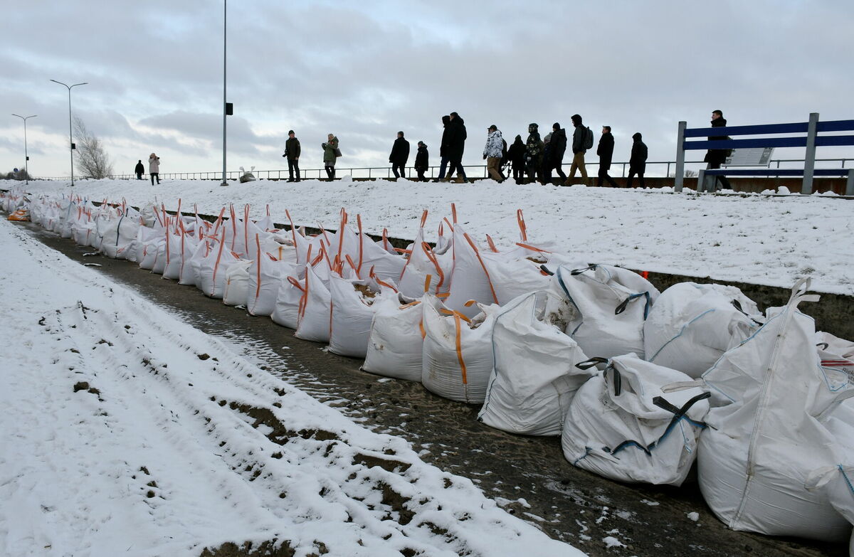 Smilšu maisi pie Jēkabpils dambja pēc tam, kad 14. janvārī ūdens līmenis Daugavā sasniedza 8,92 metrus. Foto: Ivars Soikāns / LETA