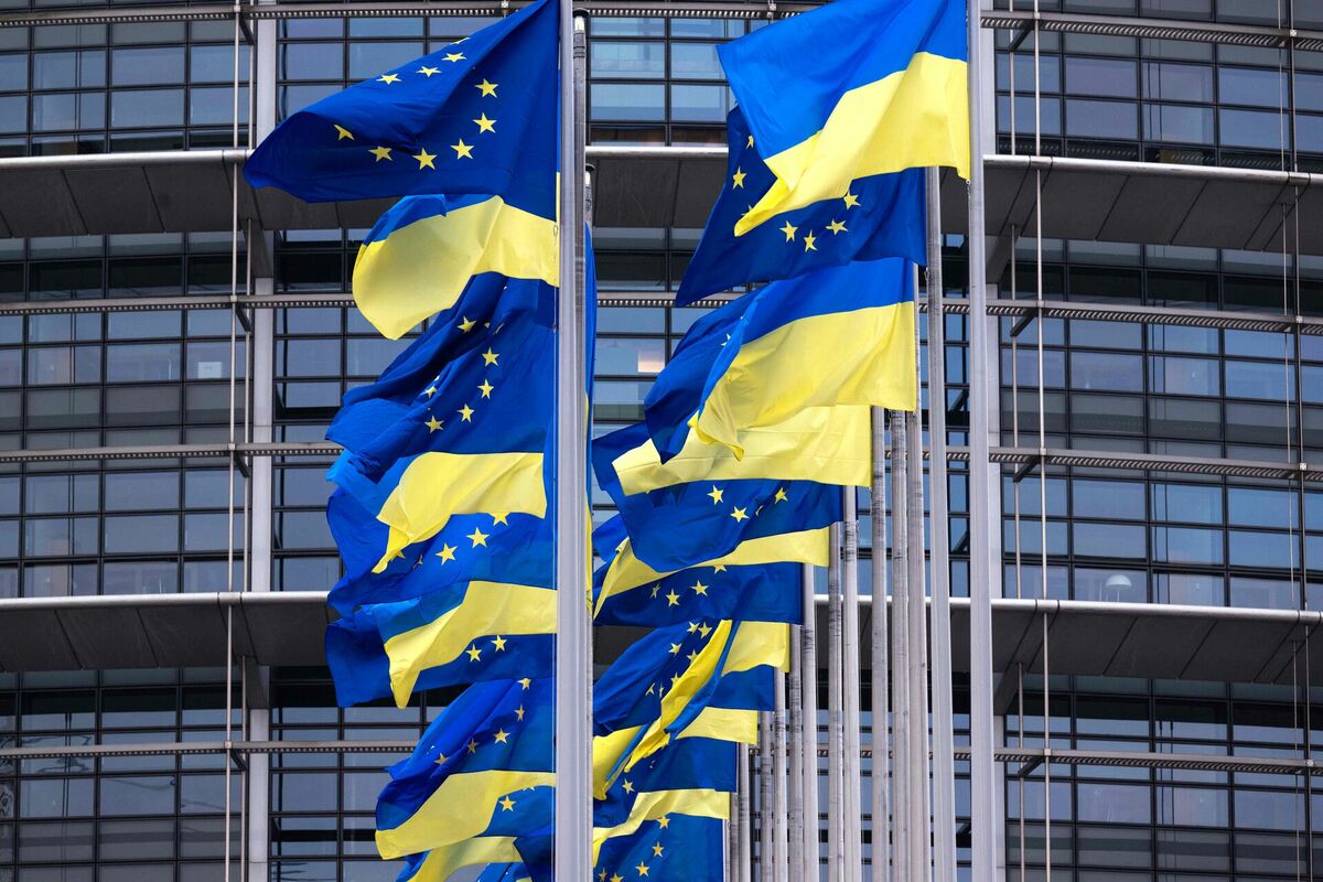 Ukrainas un Eiropas Savienības karogi. Foto: PATRICK HERTZOG / AFP