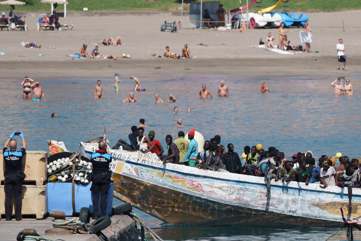 Migranti, kas no Āfrikas kontinenta ieradušies Kanāriju salās. Foto: EPA/RAMON DE LA ROCHA