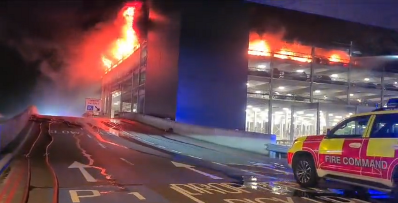 Lūtonas lidostas autostāvvietā Londonā izcēlies ugunsgrēks. Foto: Ekrānuzņēmums no “X”